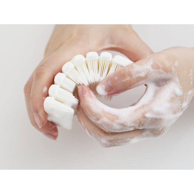 日本 Aisen 可彎曲無死角洗手刷