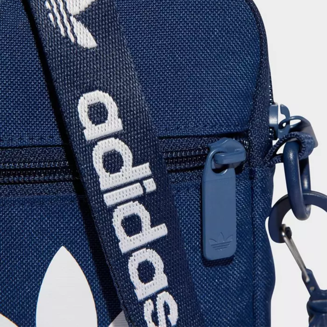 日本 ADIDAS ORIGINALS 三葉草 滿版LOGO背帶 海軍藍斜背小包 手機包