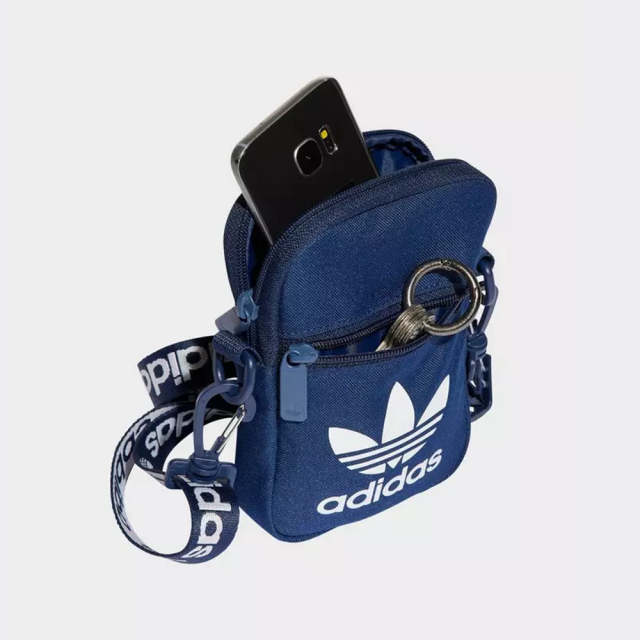 日本 ADIDAS ORIGINALS 三葉草 滿版LOGO背帶 海軍藍斜背小包 手機包