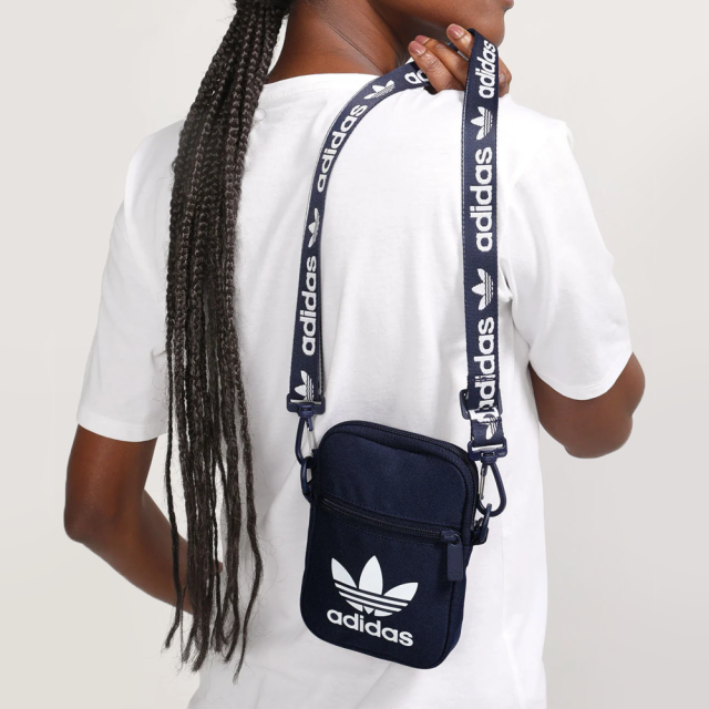 日本 ADIDAS ORIGINALS 三葉草 滿版LOGO背帶 海軍藍斜背小包 手機包