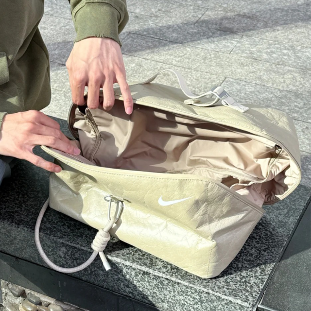 國外 NIKE 區域門市限定 皺褶纏繞繩結背袋 超大容量雙隔層 手提側背包 行李袋