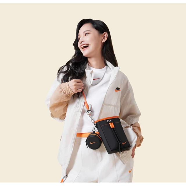 國外限定 NIKE 側背隨身包+零錢掛包+小兔子吊飾套裝